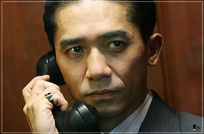 영화-색계-전화를-받고-있는-이