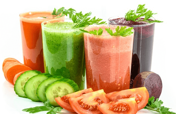 4개의 유리컵에 가득 담긴 토마토주스와 당근주스와 오이주스와 레드비트주스가 있다.