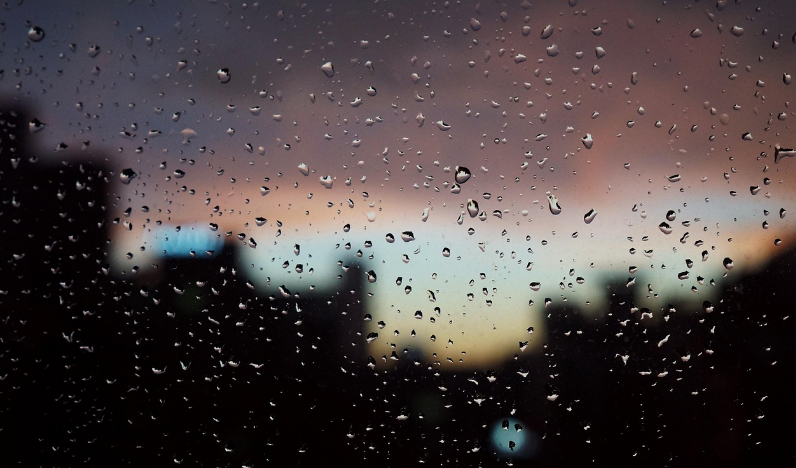 빗방울이 맺힌 유리창의 모습