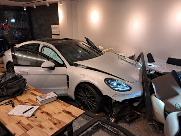 포르쉐 차량이 경기 고양시의 한 카페로 돌진하는 사고가 발생했다. 사진은 사고 당시 모습. [사진=일산소방서]