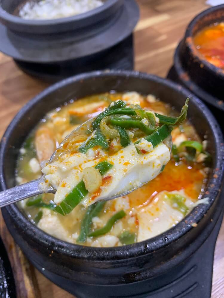 숟가락에 한가득 들어가 있는 순두부