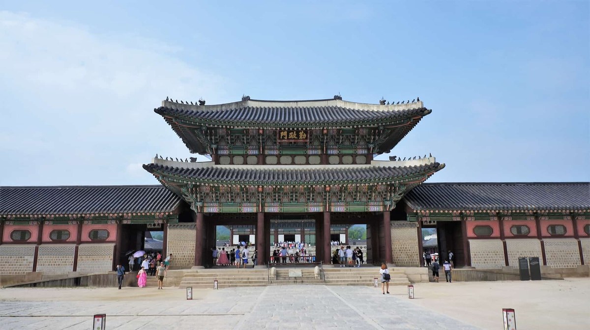 Geunjeongmun gate at Gyeongbokgung Palace in daylight, the palace stop on the Royal Heritage and Charm transit tour