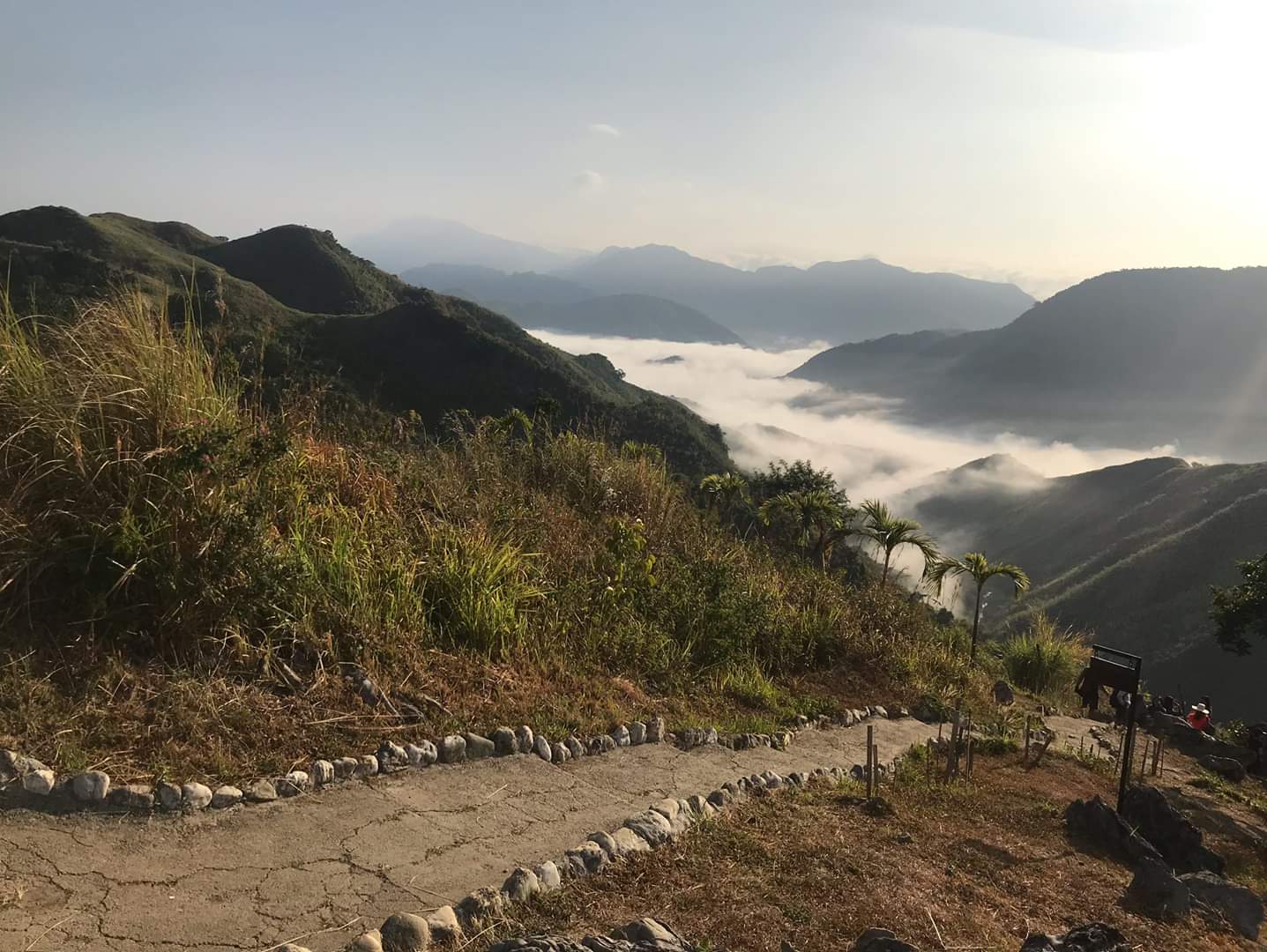 Sea of Clouds
산꼭대기에서 펼쳐진 끝없이 펼쳐진 구름 바다, 푸른 하늘 아래 신비로운 자연 풍경