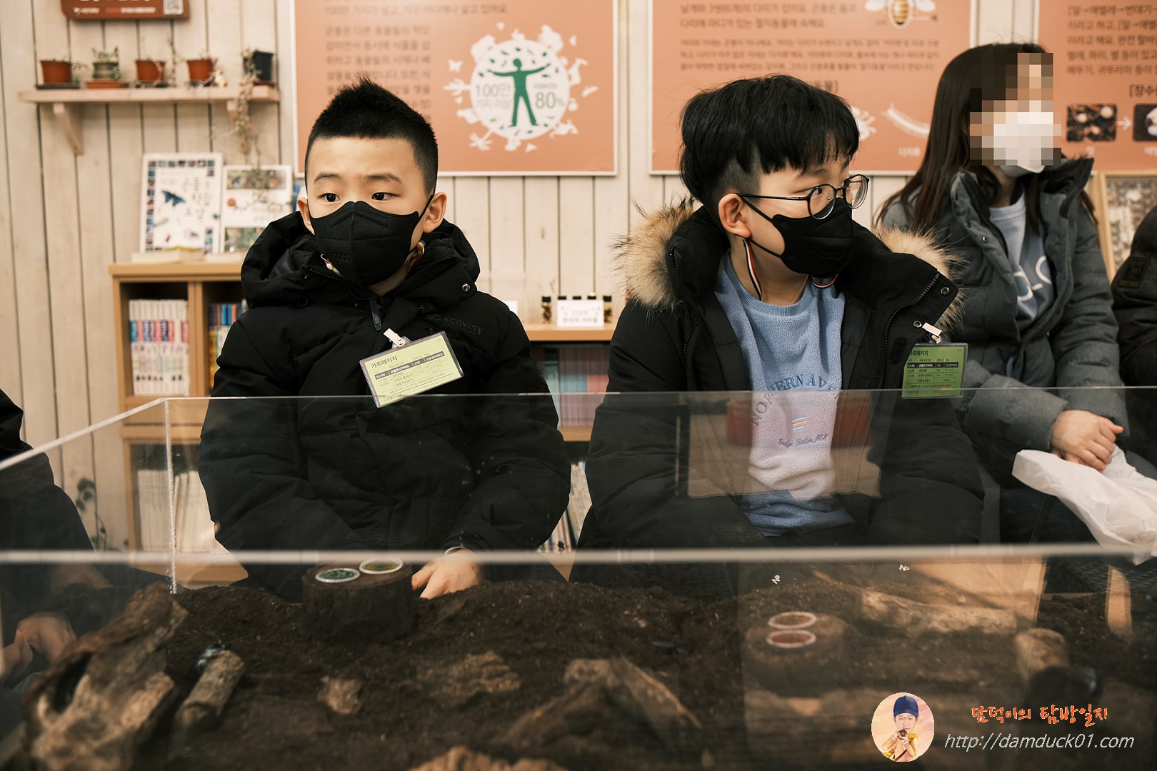 곤충 설명 열심히 듣는 중