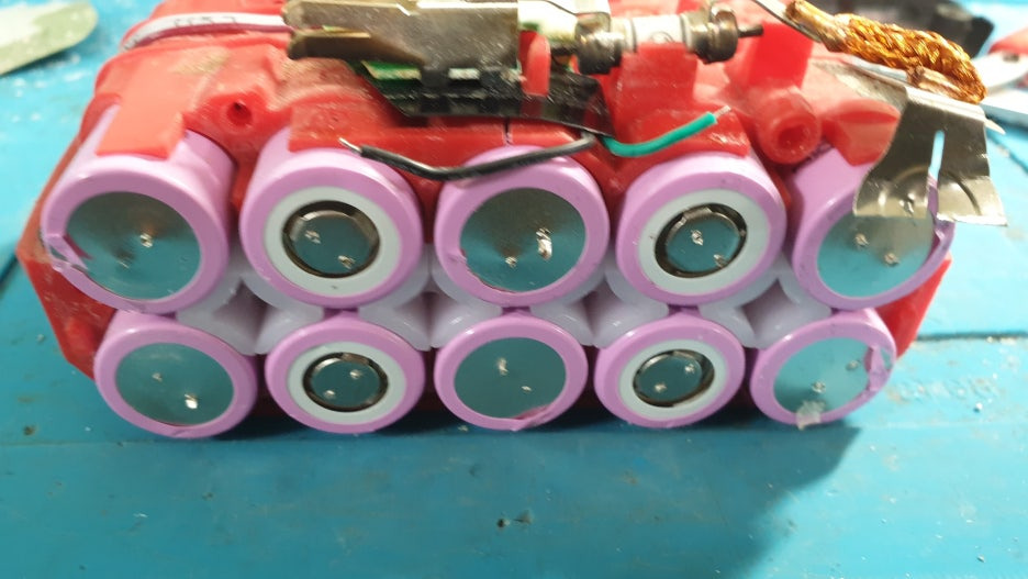 보쉬 18V 6A 배터리 셀 분리 작업