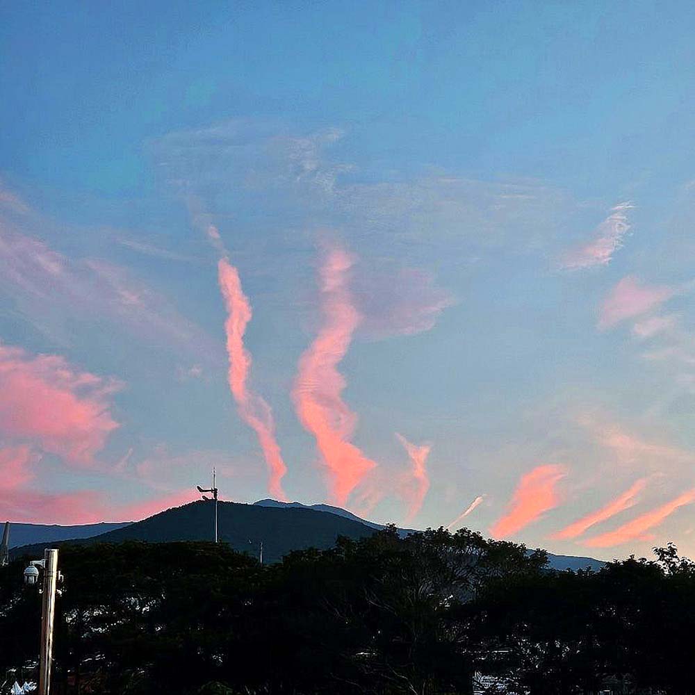한라산 앞 고근산 위 맛있는 구름