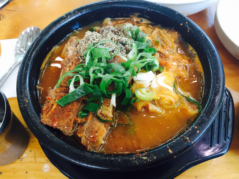 맛있는 감자탕(뚝배기)