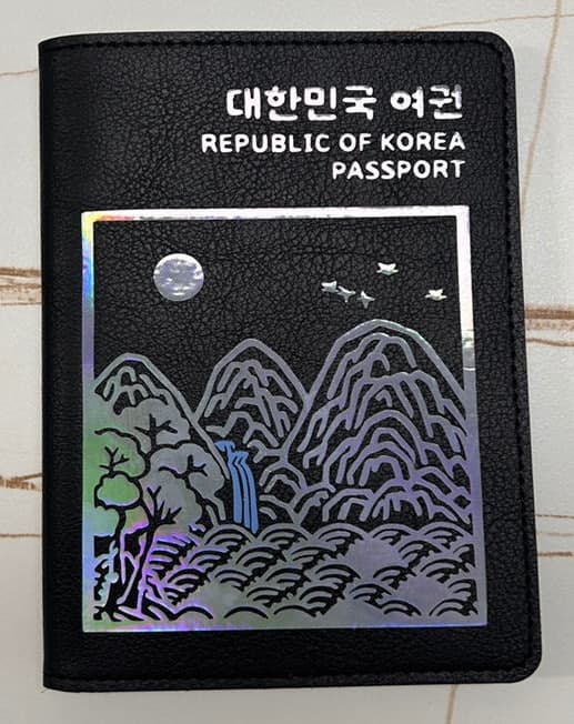 가죽공예로 전통 무늬가 새겨진 여권지갑 만들기 – 감성과 실용의 조화