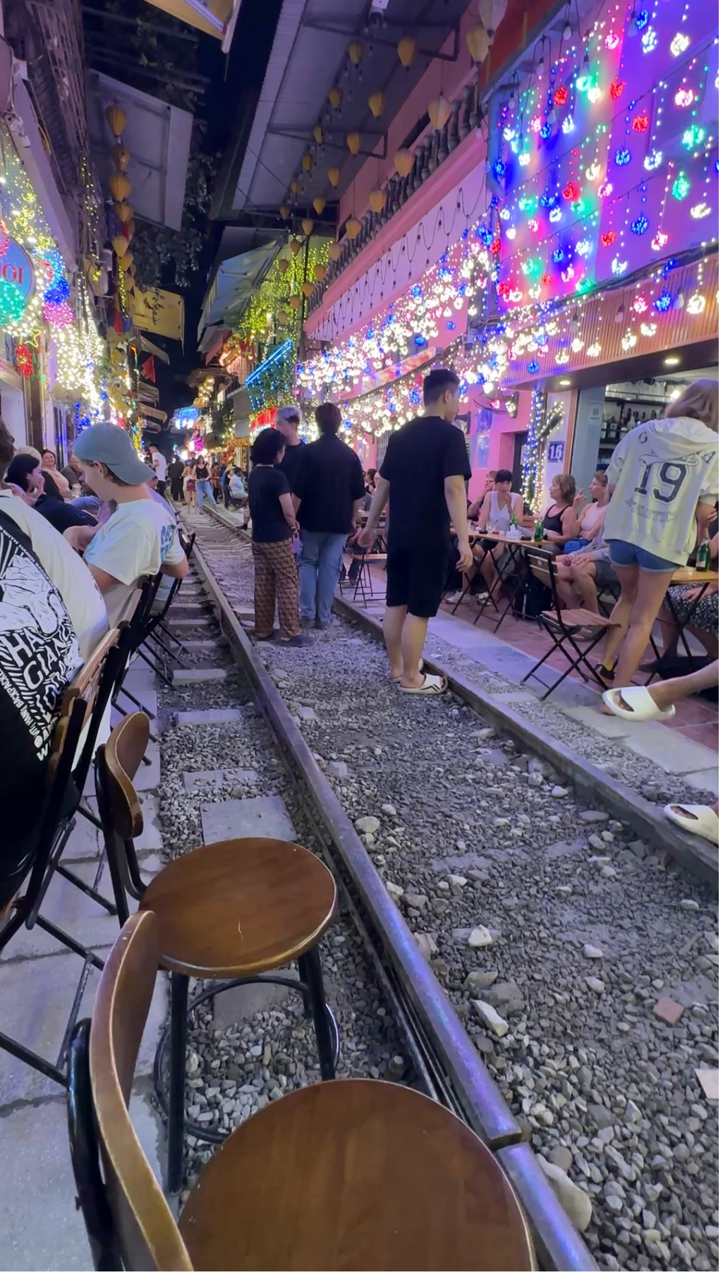 기차 스트리트 양옆으로 즐비하게 늘어선 카페와 음식점들