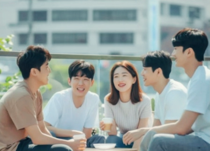 웃음지으며 담소중인 청년들 이미지