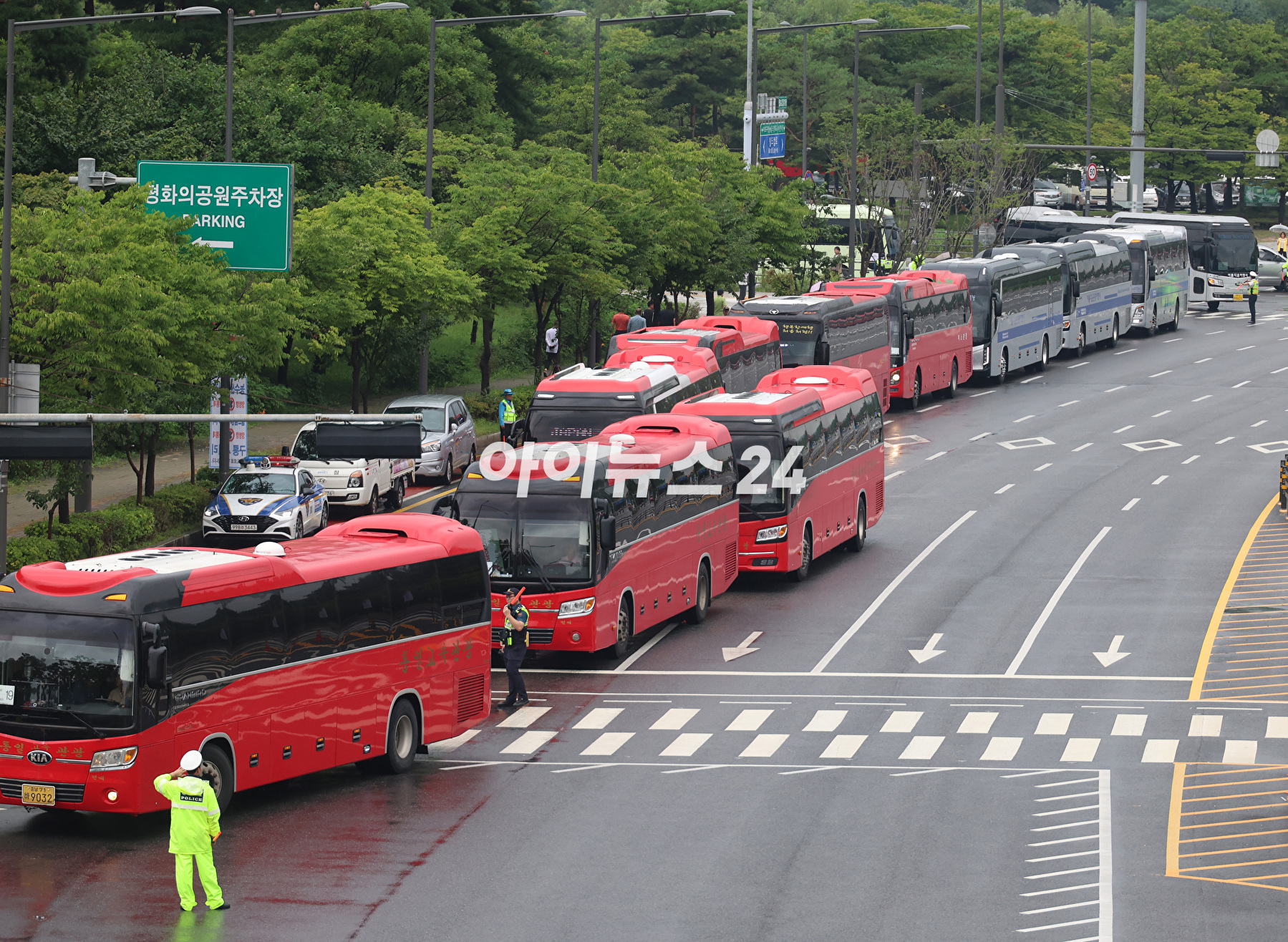 11일 오후 서울 마포구 상암동 서울월드컵경기장에 2023 새만금 세계스카우트 잼버리 폐영식에 참가하는 각국 스카우트 대원들이 도착하고 있다. [사진=사진공동취재단]