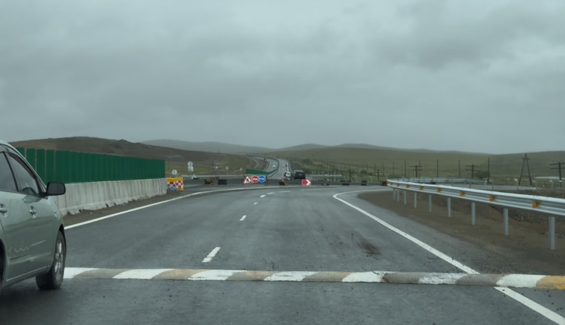 몽골 원형 교차로 앞 과속 방지턱