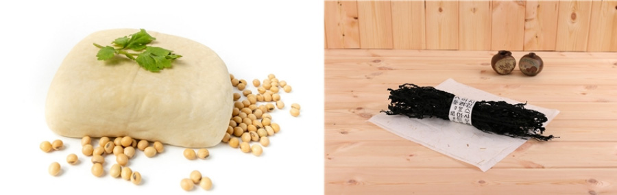 왼쪽은 콩으로 만든 두부 덩어리와 그 옆에 노란콩을 흩어놓고 찍은 사진이고&#44; 오른쪽은 바다에서 채취를 한 미역을 잘 씻어서 말린 후에 한다발을 모아서 종이띠로 묶은 후 마룻바닥 위에 종이를 깔고 그 위에 놓아두고 찍은 사진