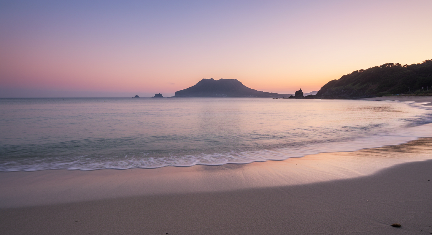 동틀 무렵 제주 해변과 바다의 고요하고 청량한 풍경