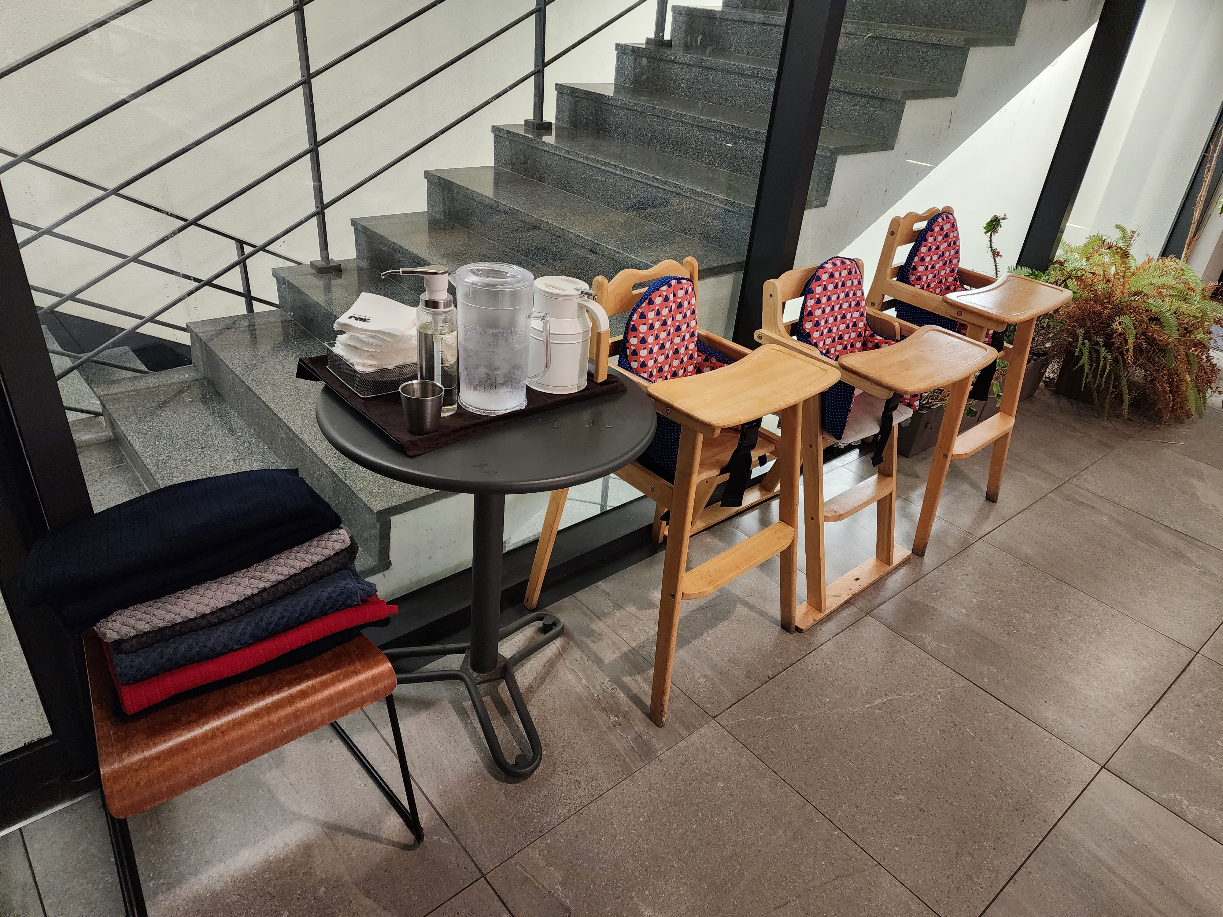 카페304 2층 물, 담요, 아기의자