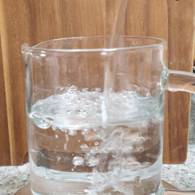 비커에 물을 강하게 불어 물 속이 소용돌이 치며 교반이 일어난다.