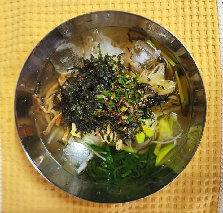 얼음 둥둥 떠 있는 국수