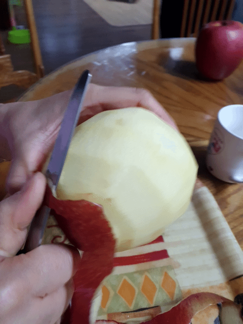 대형 감홍사과 깎는중