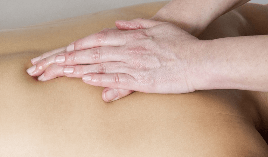 멍 빨리 빼는 법으로 마사지를 받고 있는 모습