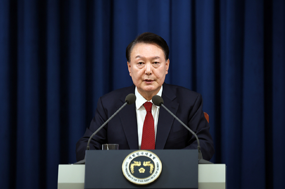 윤석열 대통령이 3일 밤 서울 용산 대통령실 청사에서 긴급 대국민 특별 담화를 통해 비상계엄을 선포하고 있다. 2024.12.3 [사진=연합뉴스]