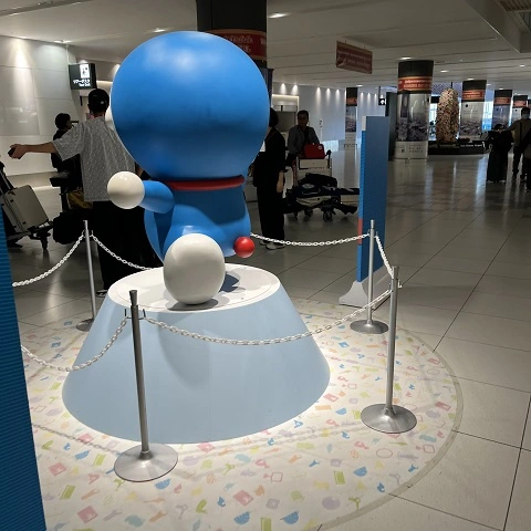 출국장 앞 도라에몽