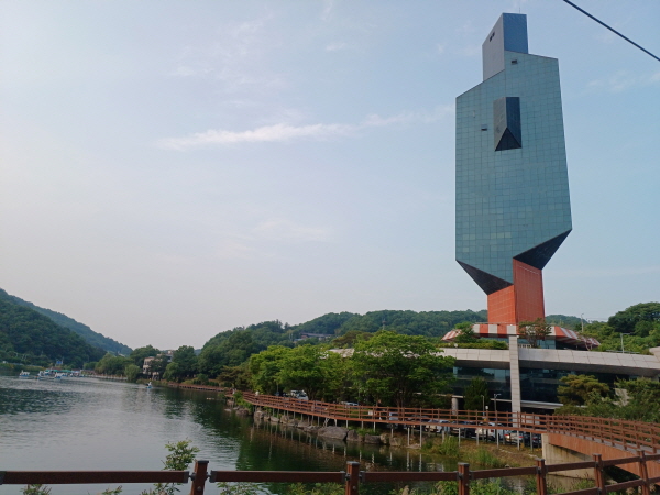 거대한 명암타워 근처 꽃밭 사진