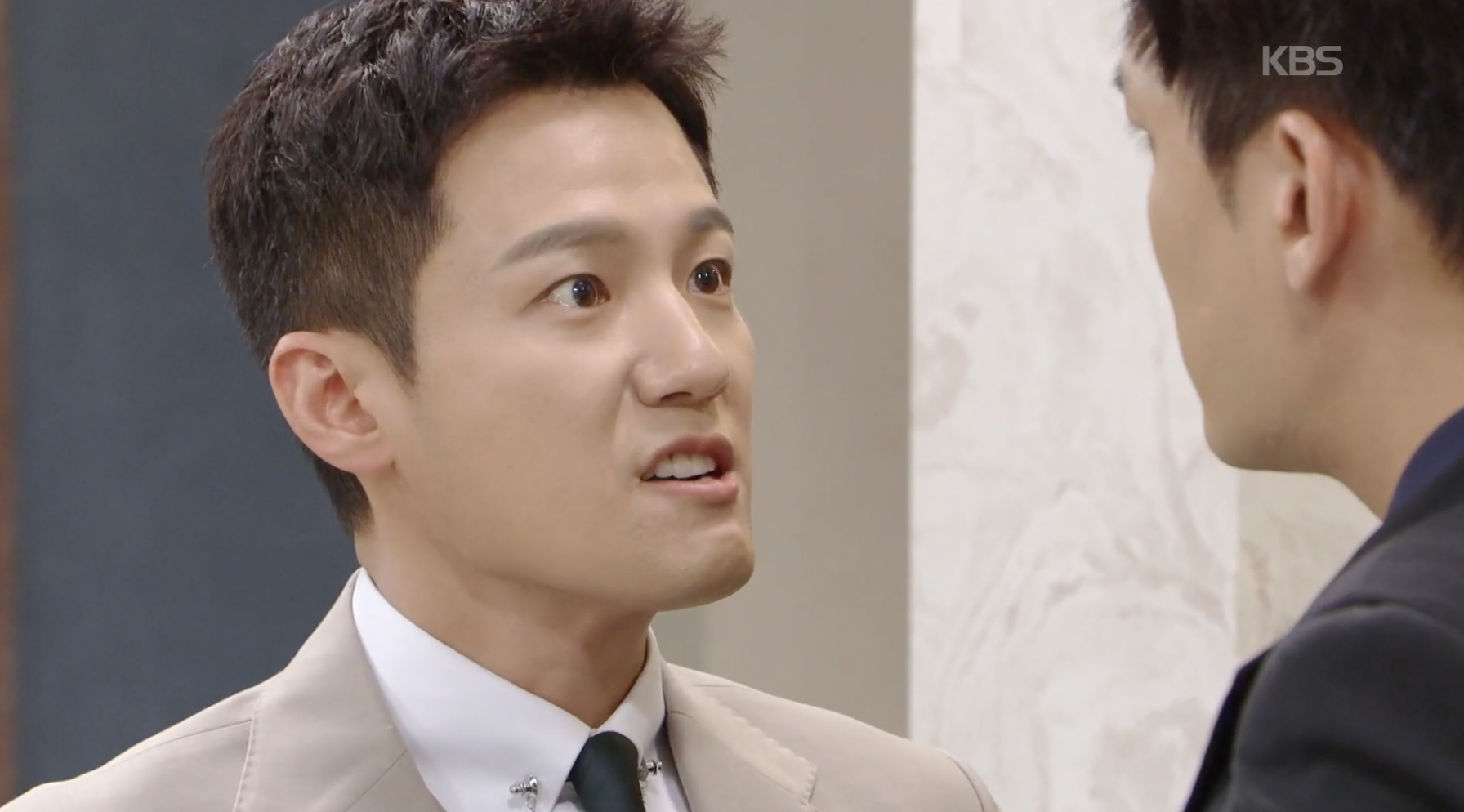 도윤의 경고와 재인 보호