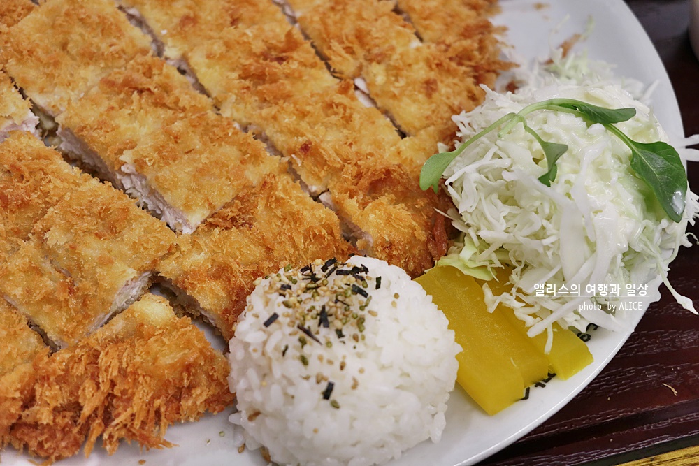 홍익돈까스 부산대점, 양 많고 맛있어서 자주 가는 식당, 홍익돈까스와 해물볶음우동