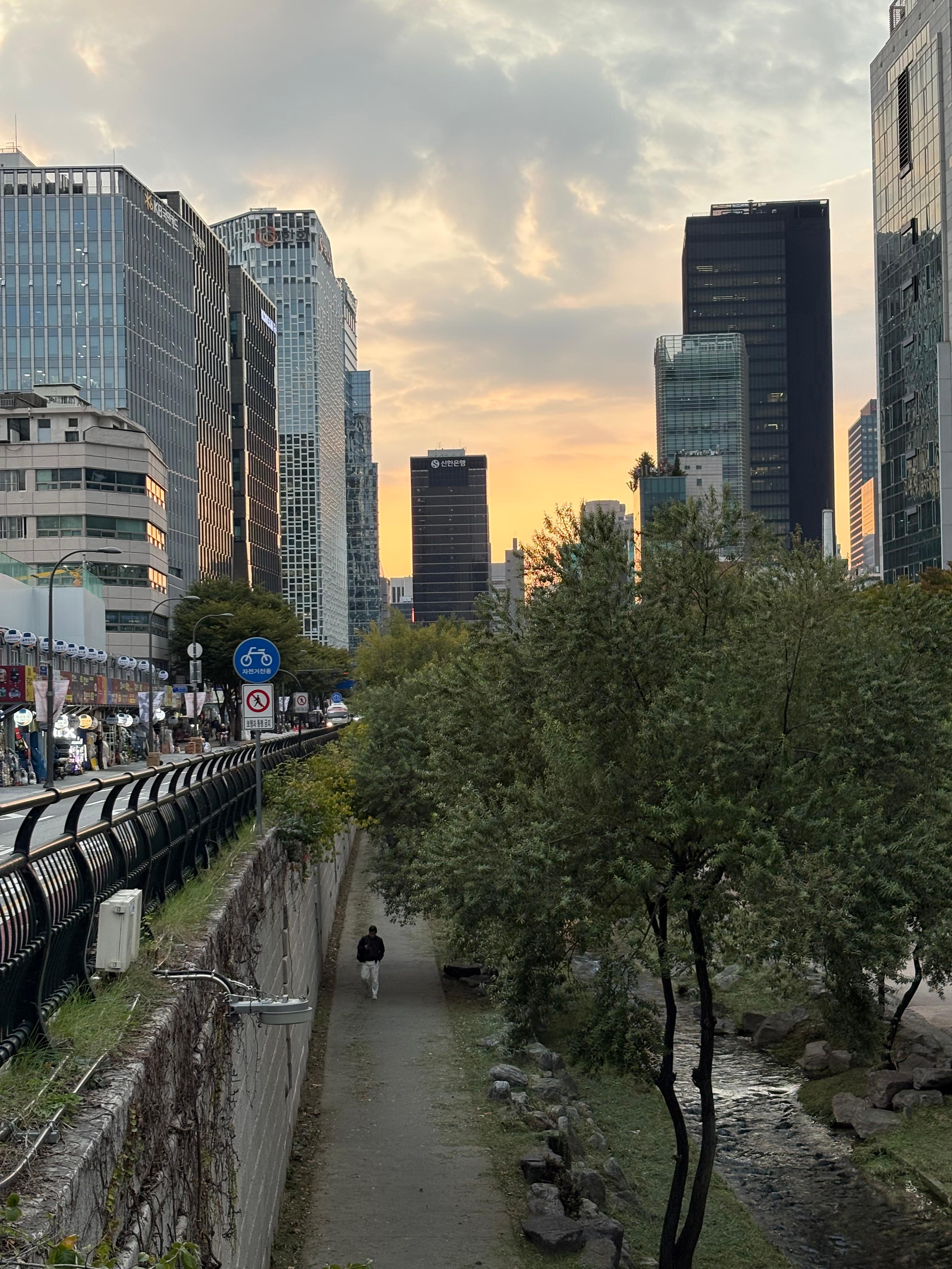 힙지로의 낭만과 온기: 대동옥부터 을지로베로나, 청계천까지 이어지는 완벽 데이트 코스