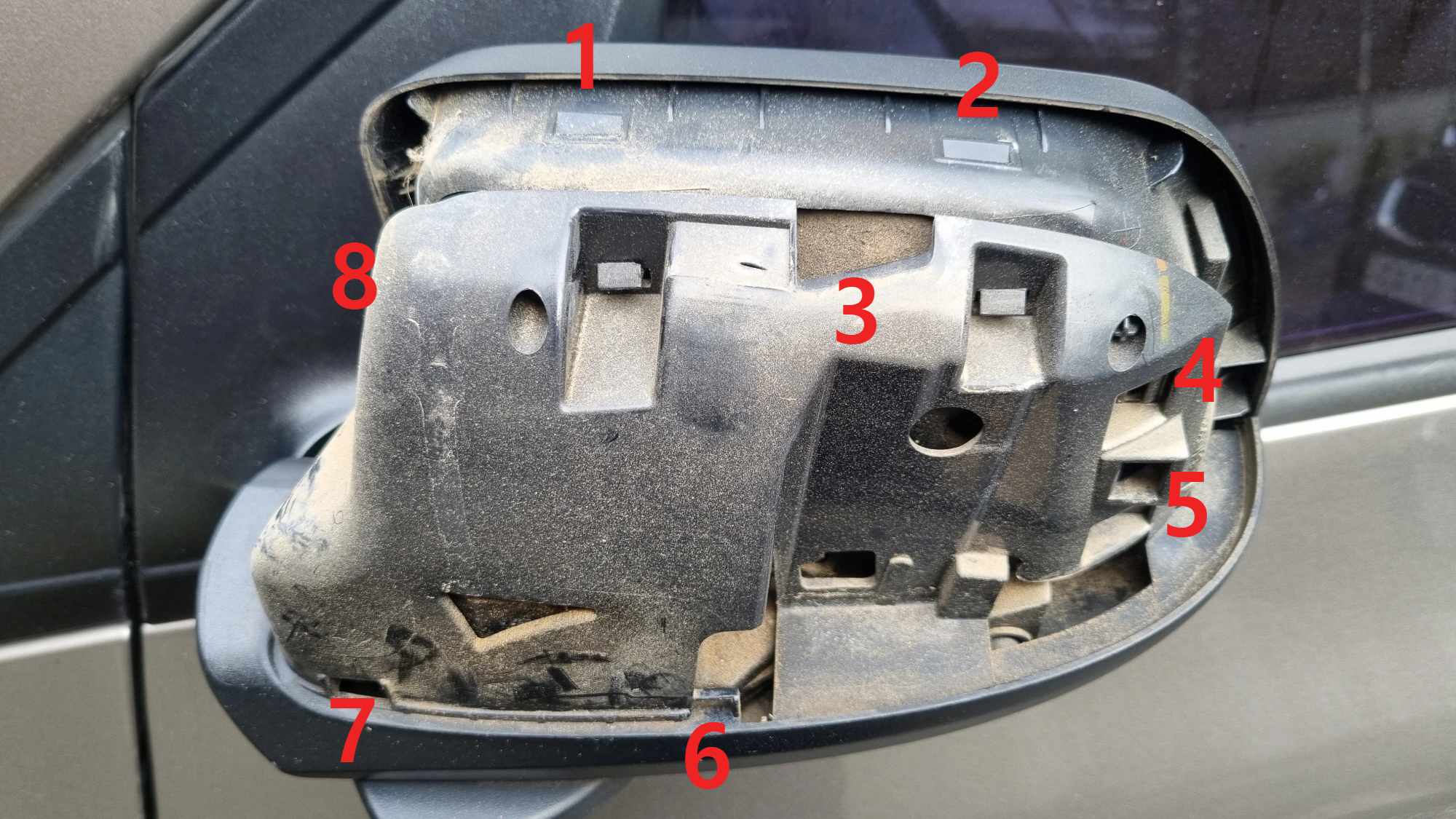 사이드미러 커버 열린 모습