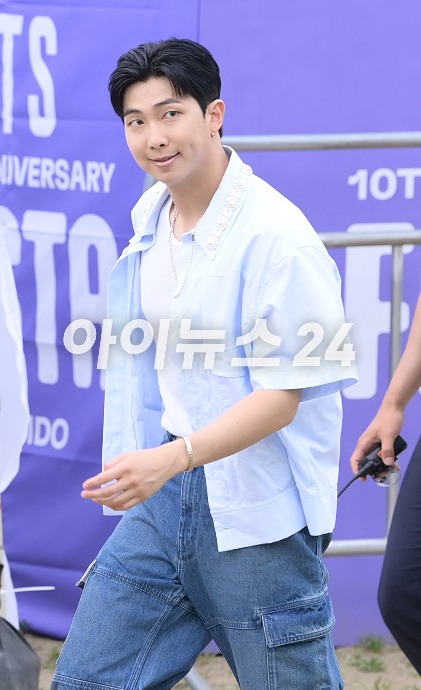 방탄소년단 RM(김남준)이 17일 서울 영등포구 여의도 한강공원에서 열린 방탄소년단 데뷔 10주년 FESTA @여의도(BTS 10th Anniversary FESTA @Yeouido)의 &#39;오후 5시 김남준 입니다&#39; 코너 진행을 마치고 퇴장하고 있다. [사진=정소희 기자]
