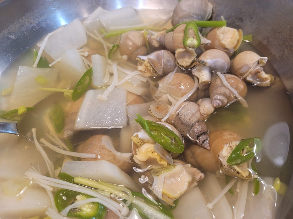 무와 청양고추로 칼칼한 맛을 낸 백골뱅이 탕