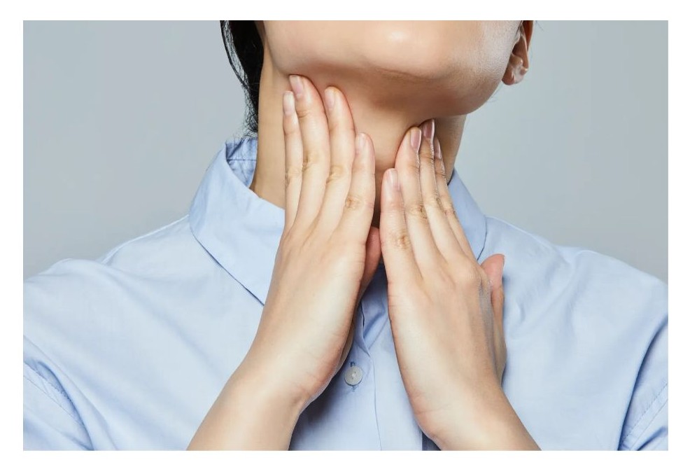 목 아픈 여자 이미지