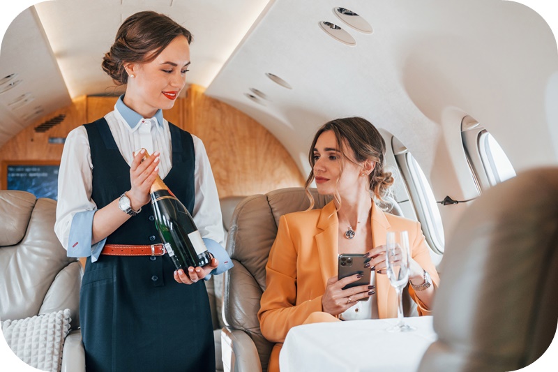 기내-승무원-와인-승객에-설명중