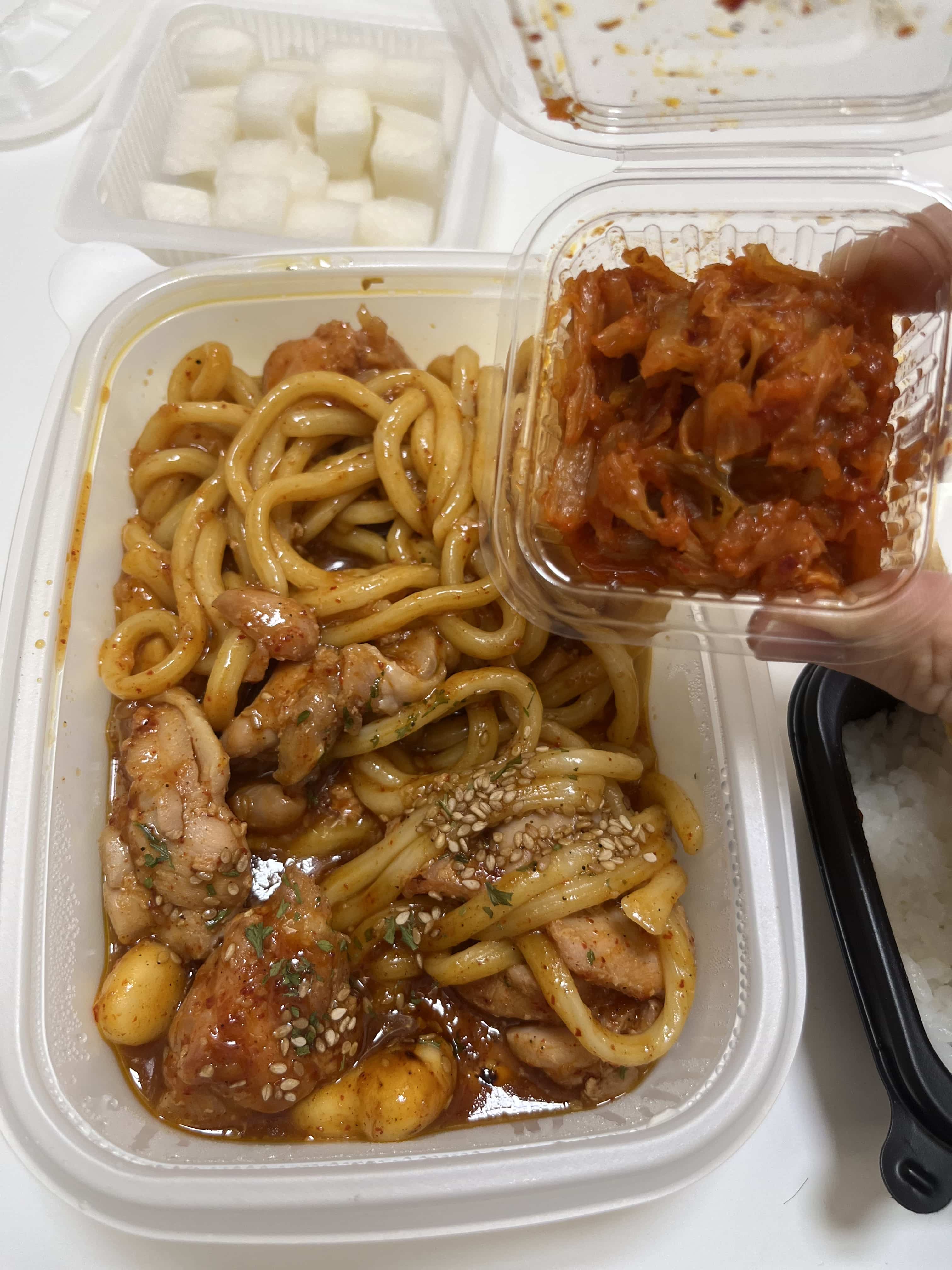 이것은 숯불양념치킨과 볶은김치를 찍은 사진입니다.