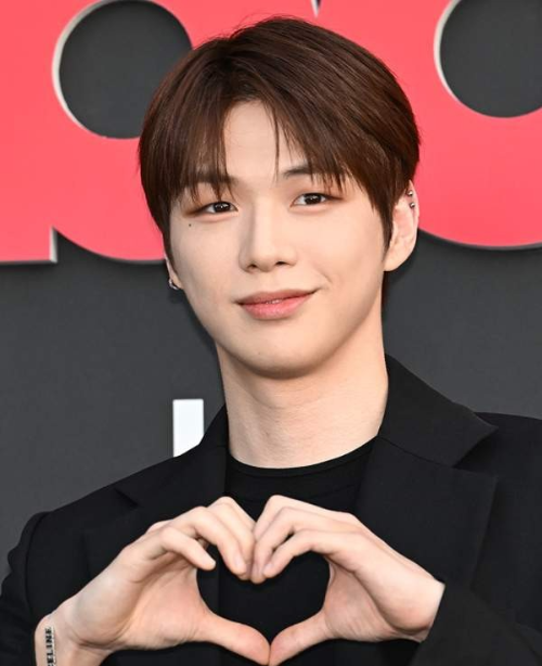 4시간 기다린 팬들 앞에서 직접 사과한 강다니엘, 뉴저지 콘서트 취소 사태의 전말