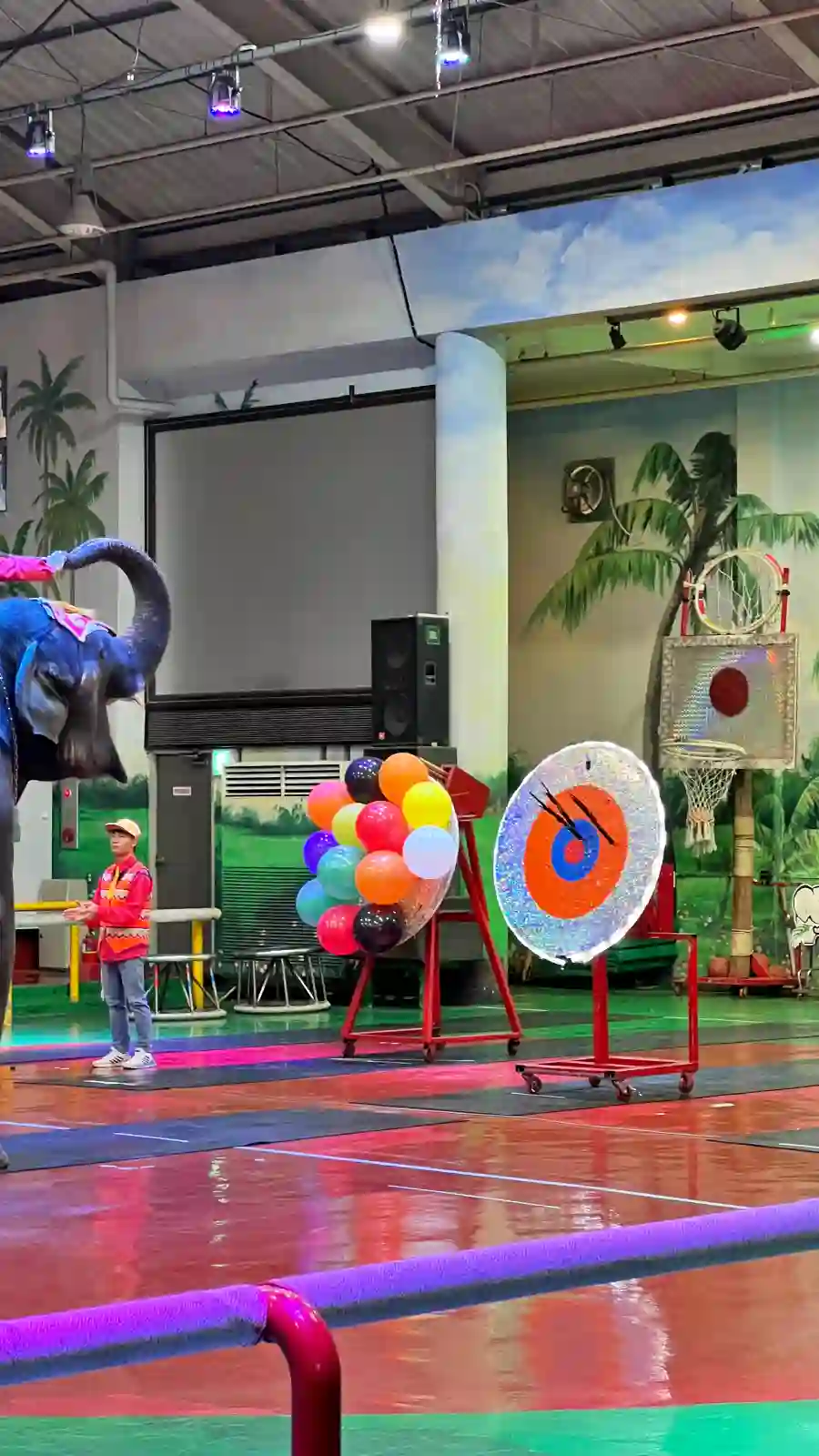 코끼리가 화살도 날려서 풍선을 터트립니다.