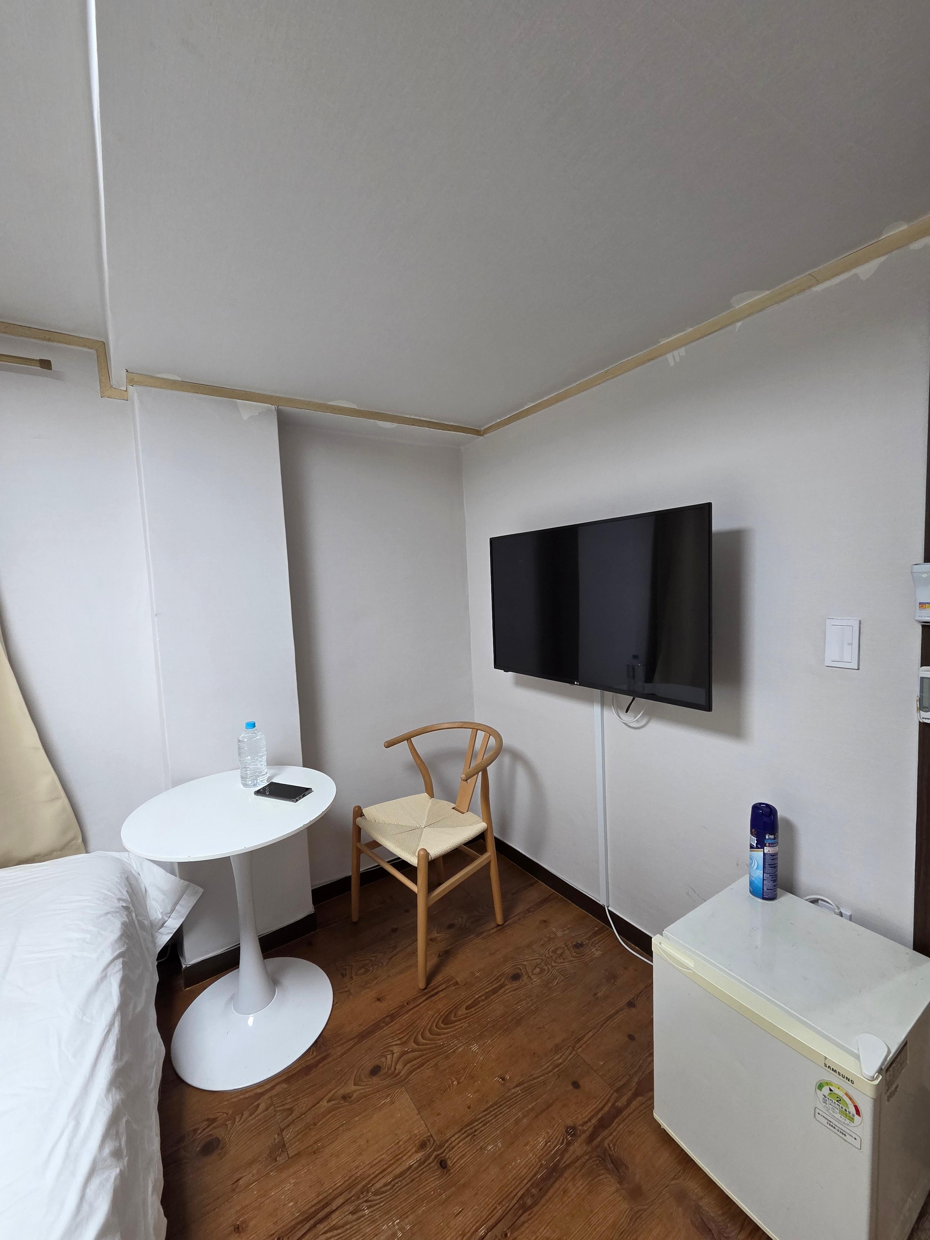 부산 코지스테이 TV와 테이블