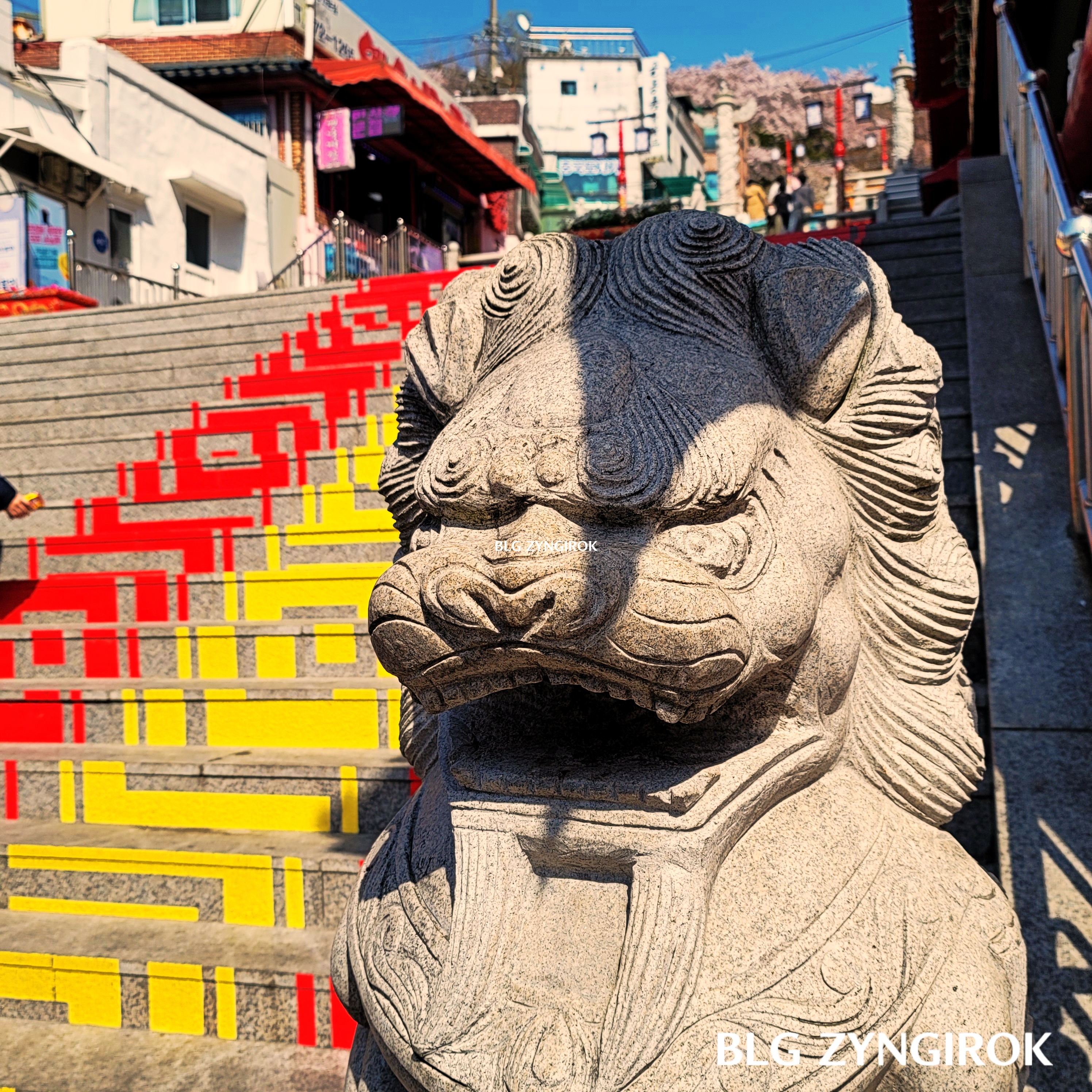 차이나타운에는 많은 동물들의 동상들이 있는데 그 중 계단 앞에 위치한 한 동상이다.