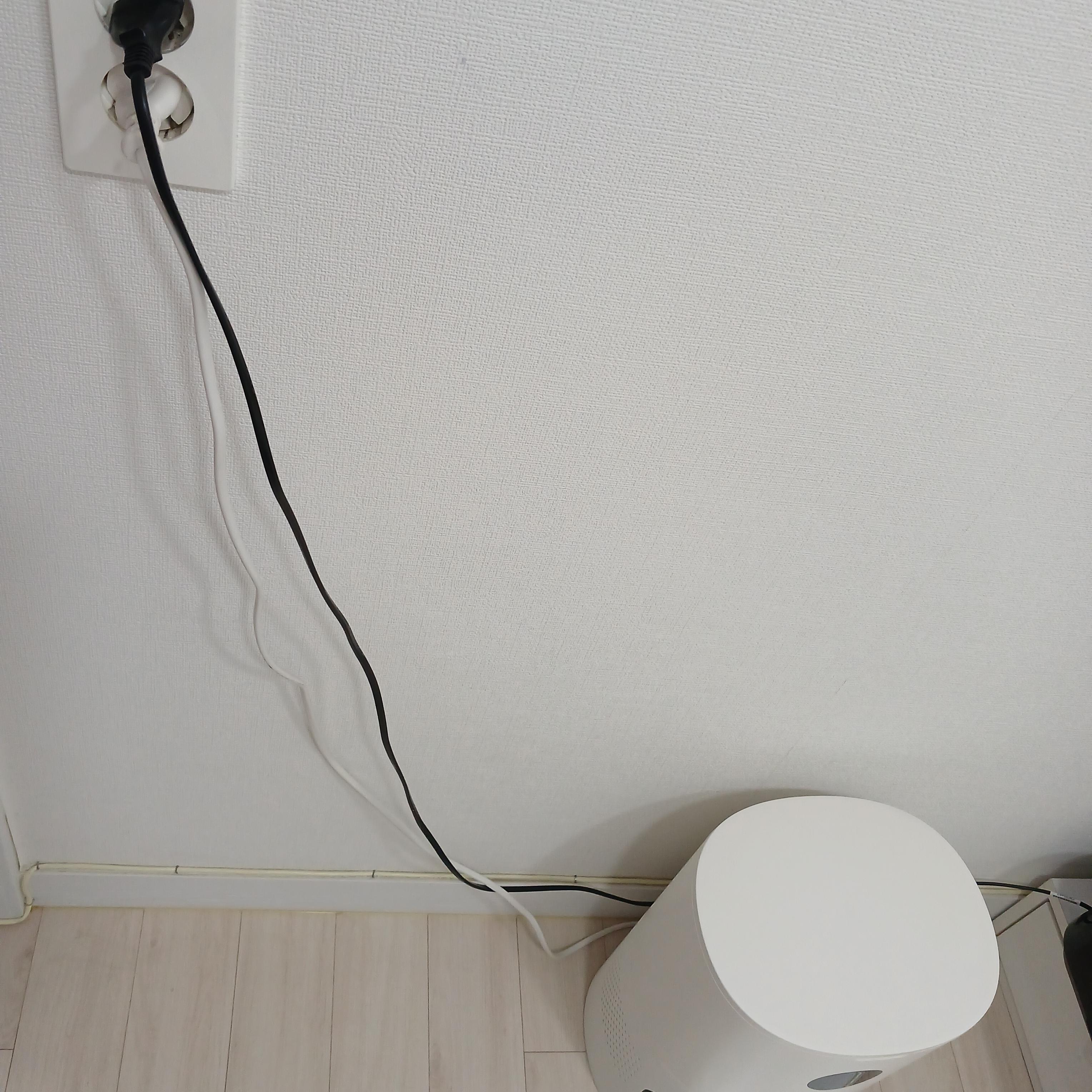 벽면 콘센트에 연결된 로봇청소기 스테이션 전원 플러그 상시전원 상태