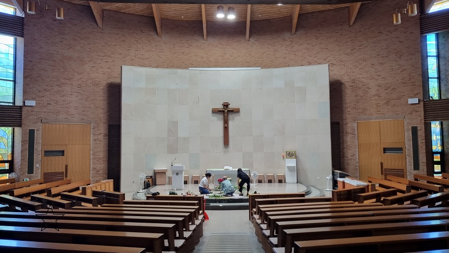 춘천 스무숲성당 성전 안 제대, 제단, 십자고상, 감실 사진