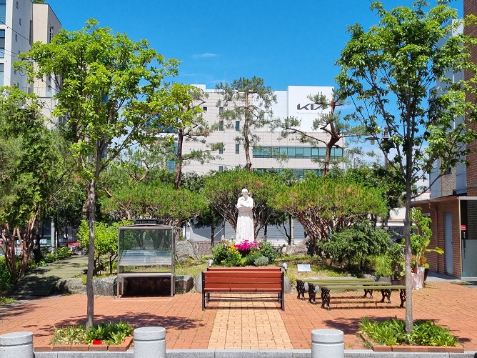 춘천 퇴계성당 성모동산 성모자상 사진입니다.