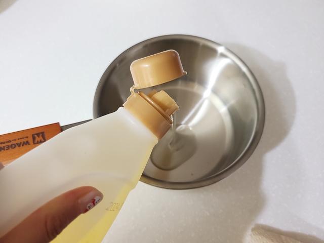 냄비에 붓는 식용유