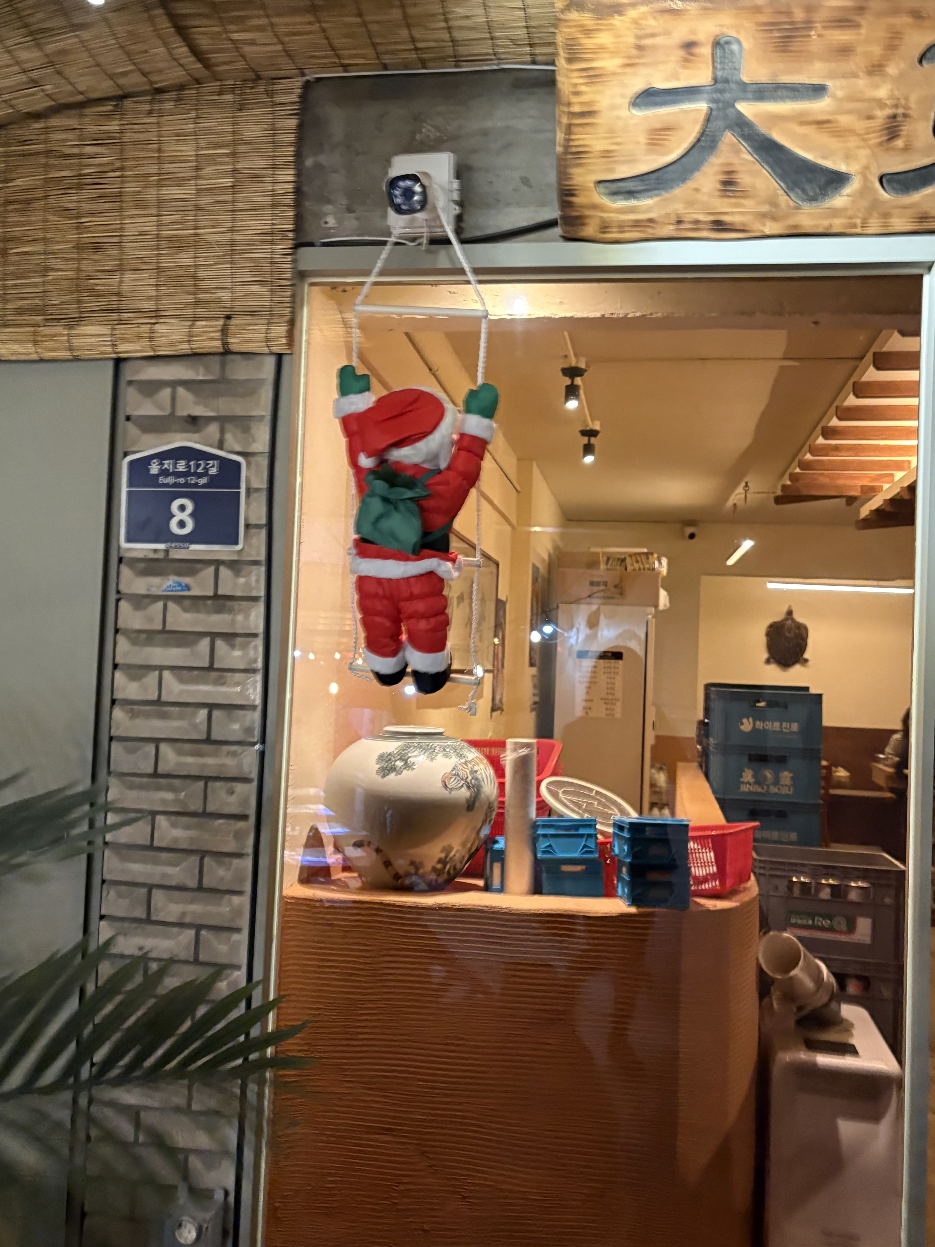 힙지로의 낭만과 온기: 대동옥부터 을지로베로나, 청계천까지 이어지는 완벽 데이트 코스