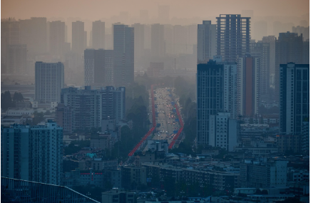 짙은 스모그 속에서 도시가 흐릿하게 보이고 대기오염의 심각성을 보여주는 이미지