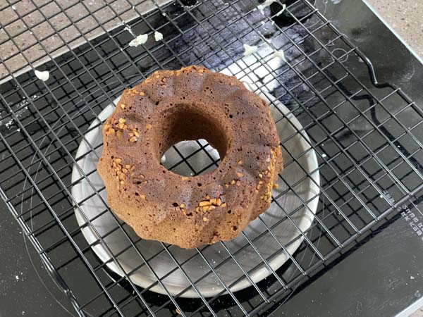 케이크 틀에서 꺼낸 시트