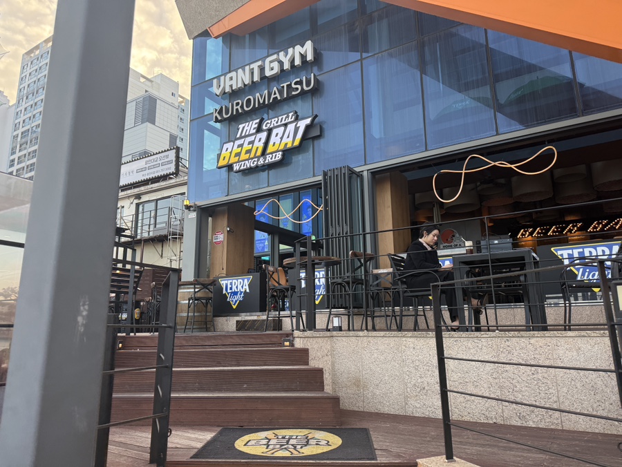 광안리 해변 앞에 위치한 야구 컨셉 술집 비어배트 입구 전경, 오션뷰 분위기의 외관 모습