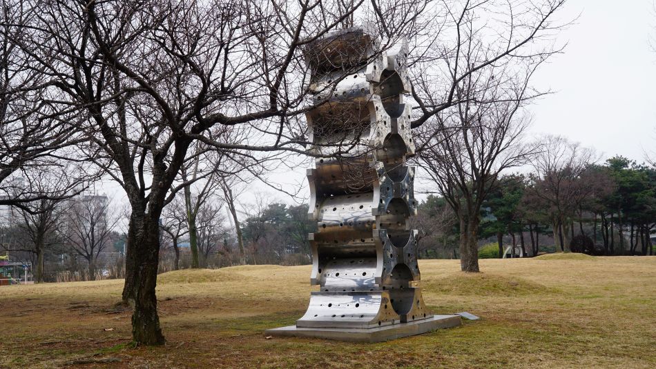 작품설명: 미지의 우주를 향해 끝없이 연구하고 도전하는 인류의 탐험의지를 무수한 별들의 탑으로 형상화 함
