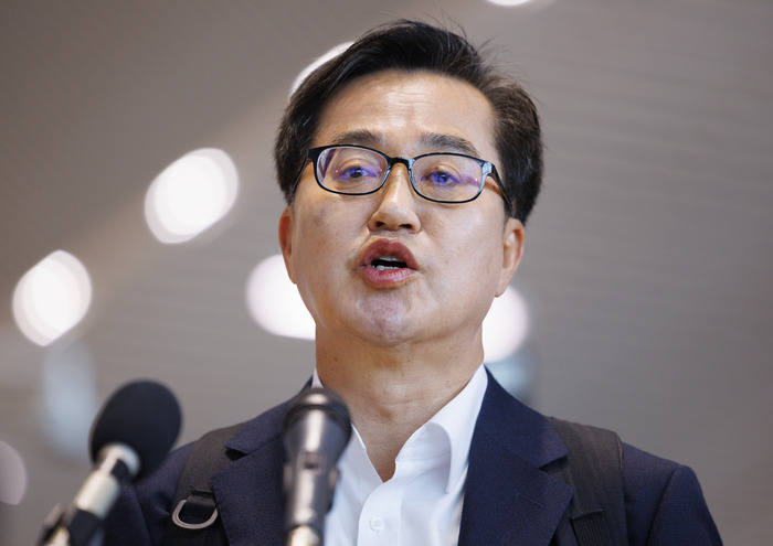 김동연 경기도지사가 9일 인천공항 2터미널에서 제21대 대통령선거 출마 선언을 하고 있다. 김 지사는 이날 미국 트럼프 발 관세 전쟁 대응책을 찾기 위해 미국으로 출국하기 전 가진 '자동차 부품 관세 대응을 위한 긴급 출국 보고 회견'에서 대선 출마 선언을 했다. 연합뉴스