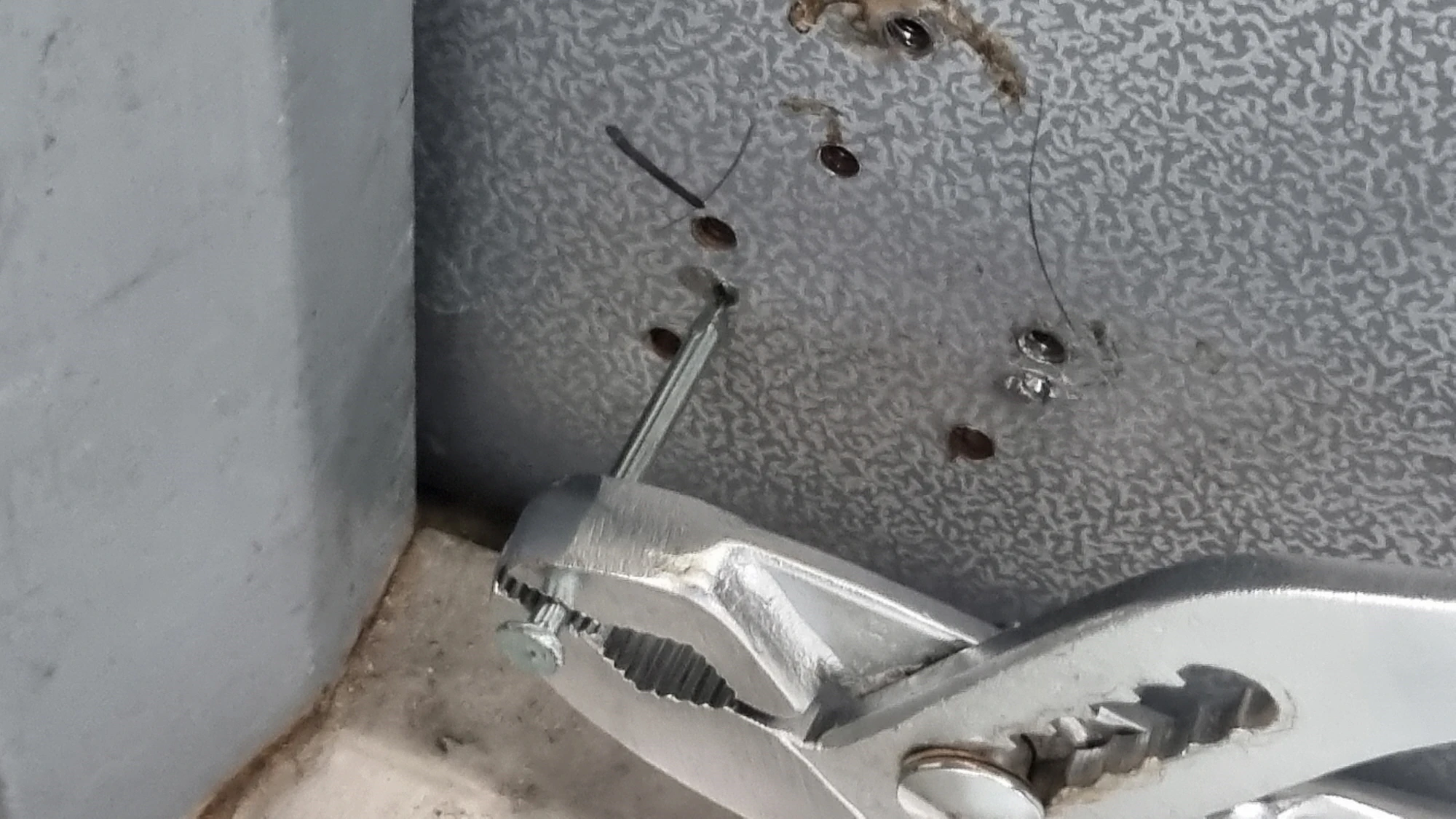 고정 볼트 위치 표시